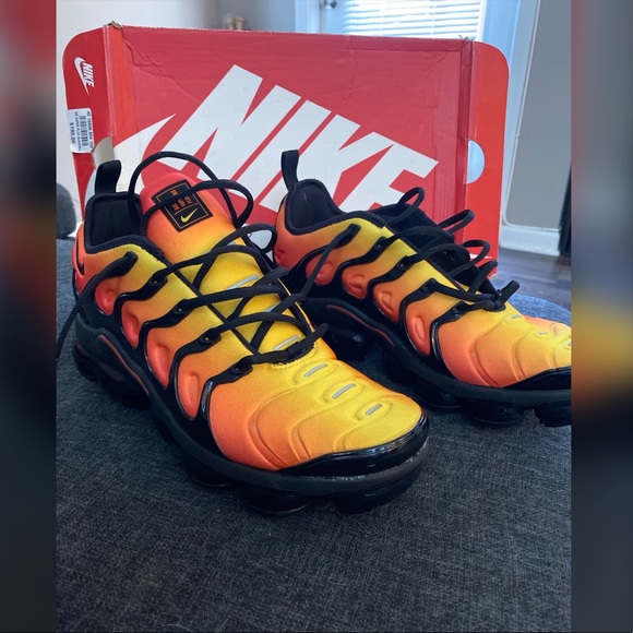 nike air vapormax plus black orange crimson
